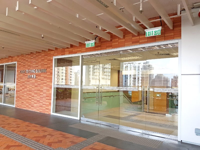 C07.jpg - Look for the Chow Yei Ching Building on your right